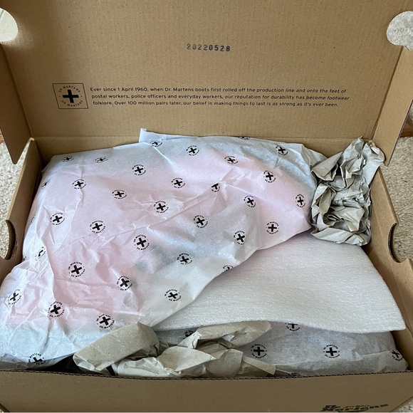 DR MARTENS 1460 W Patent Leather Lace Up Boots in Pale Pink Women's 9 NIB - Picture 16 of 16